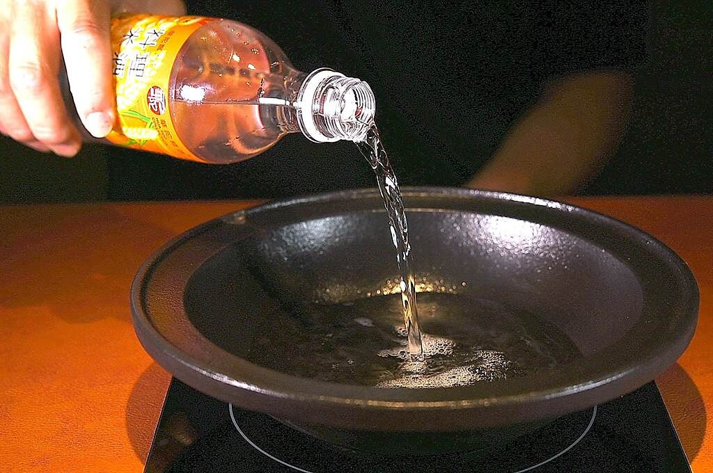 〈萬客什鍋〉的〈燒酒麻香鍋〉，湯頭不加水而是用用整瓶米酒加藥材，再點火使之揮發後再下料煮成鍋。（圖／姚舜）