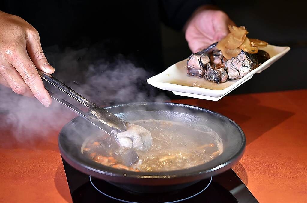 薑片、獨家祕製海鮮醬、烏骨雞肉、蛤蜊 、麻油，是〈燒酒麻香鍋〉內的基本食材。（圖／姚舜）