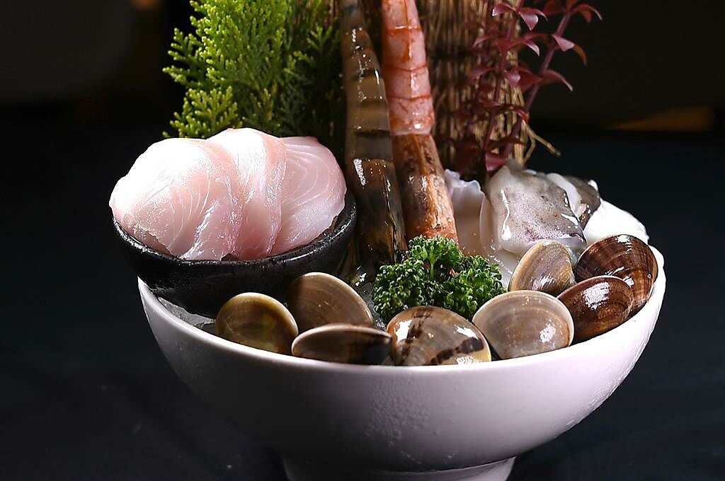 供客人以198元加價購的〈海鮮拼盤〉，內有台灣鯛、草蝦、天使蝦、花枝與蛤蜊。（圖／姚舜）