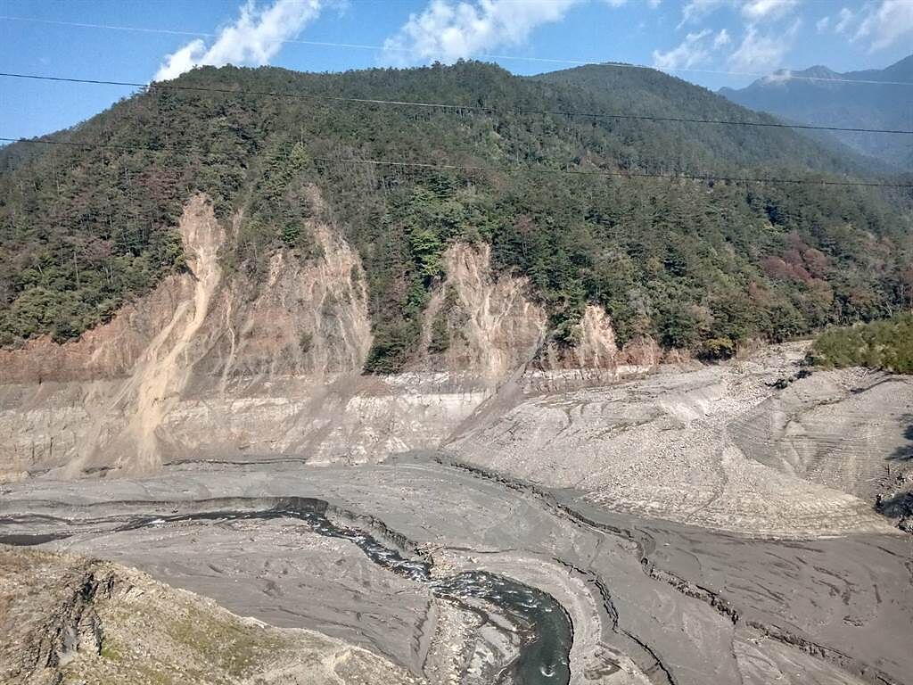 台灣中南部面臨嚴重旱災，多座水庫蓄水量告急，圖為德基水庫，水位創47年來新低，河床淤泥與旁邊的山壁全都露出。（圖／鄭瑞陽提供）