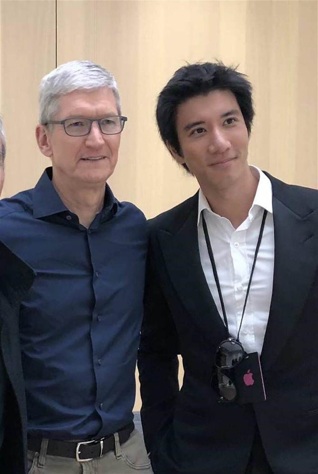 王力宏與蘋果電腦 CEO 提姆·庫克 (Tim Cook)合照（宏聲文化提供）