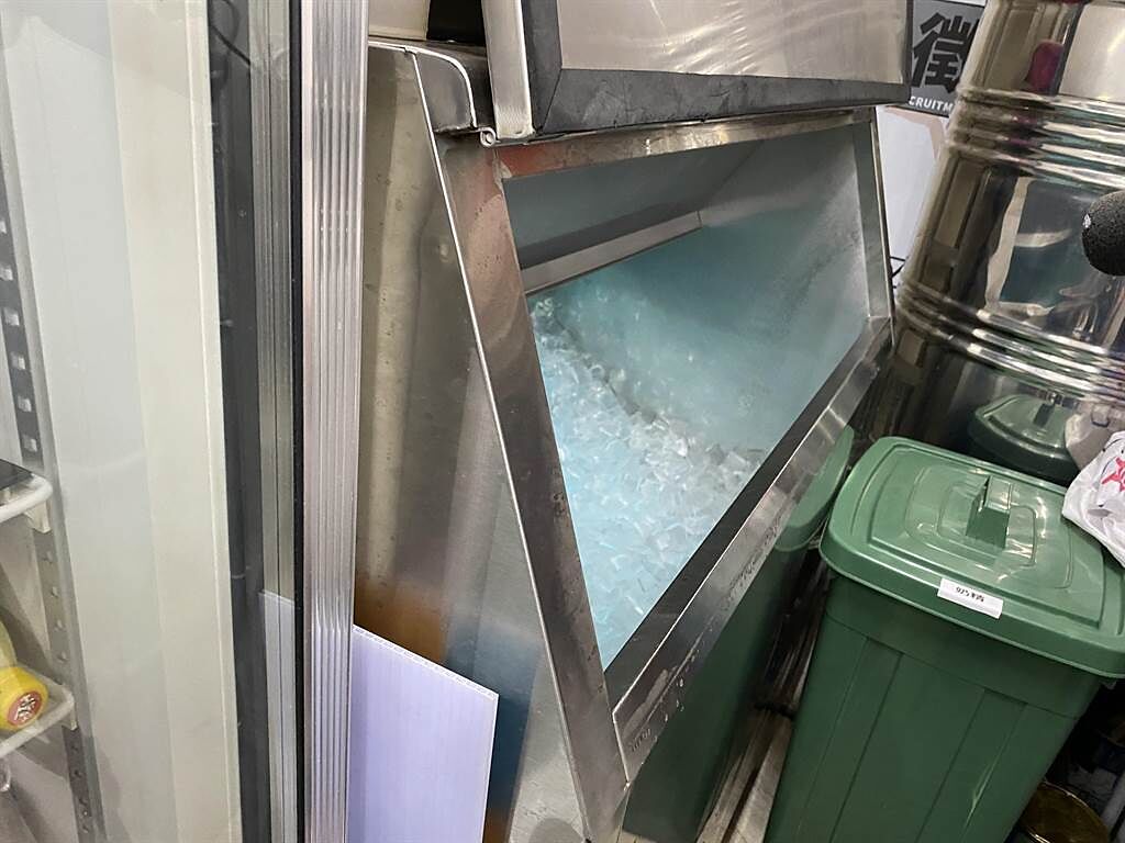 手搖飲店自製冰塊用水量極大，目前各家手搖飲店都以外叫衛生冰塊因應。（馮惠宜攝）