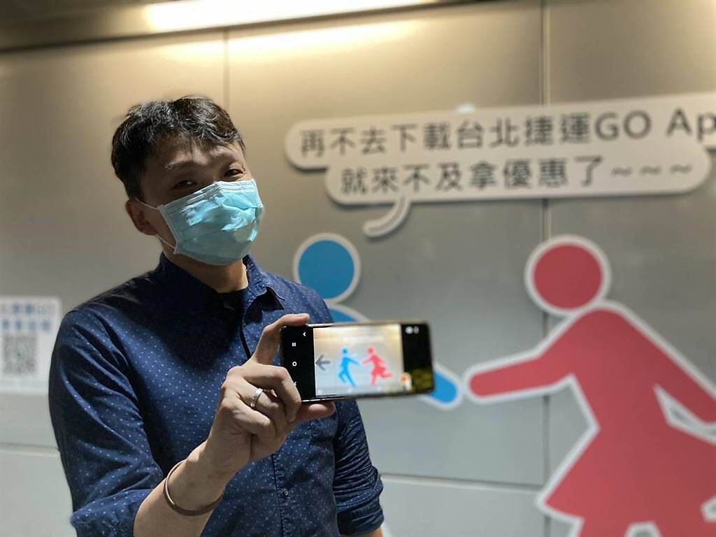 台北捷運公司即起在5車站設計Q版小紅、小藍，吸引民眾上前打卡，同時推廣旅客下載「台北捷運GO」APP。（黃婉婷攝）