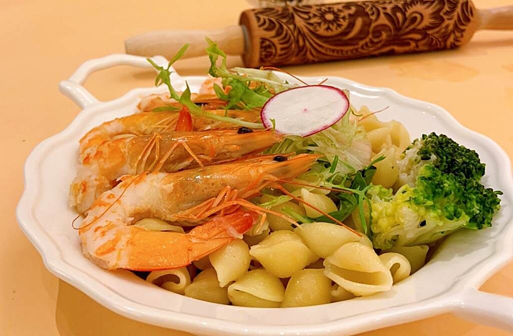 泰式鮮蝦咖哩貝殼麵以泰國黃咖哩為基底，佐以新鮮彈牙的鮮蝦。（圖／楊婕安攝）