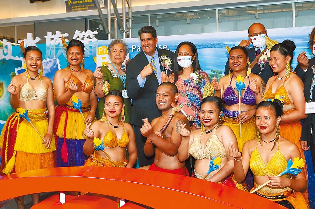 帛琉總統惠恕仁（Surangel Whipps Jr.）（後左四）賢伉儷30日一同出席在台北的帛琉觀光宣傳活動，現場和穿著帛琉傳統服裝的在台學生合影留念，邀請大家來帛琉玩。（趙雙傑攝）