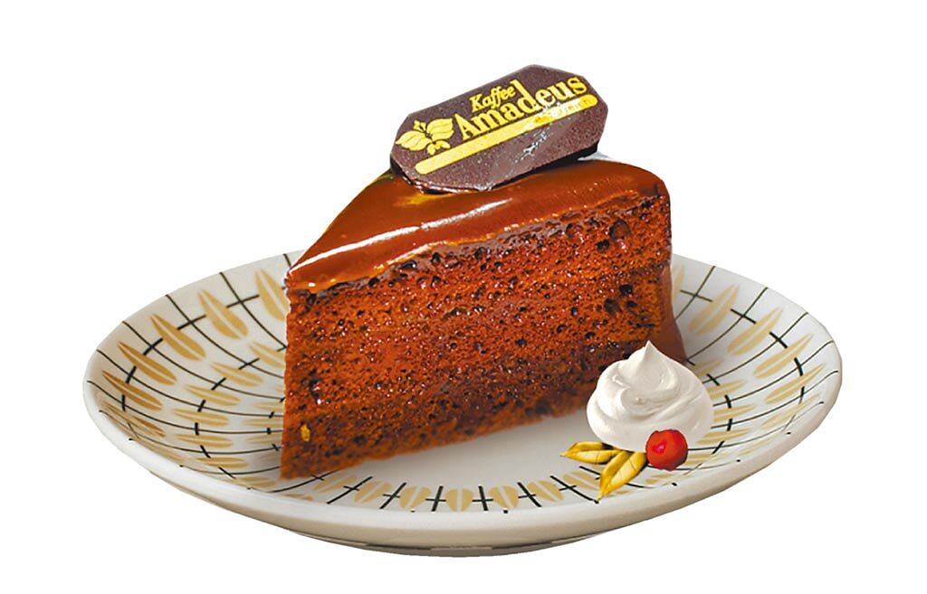 台北101 B1阿瑪迪斯甜點專賣店「沙河蛋糕+香醇咖啡」，4月5日前原價310元、特價101元。（台北101提供）