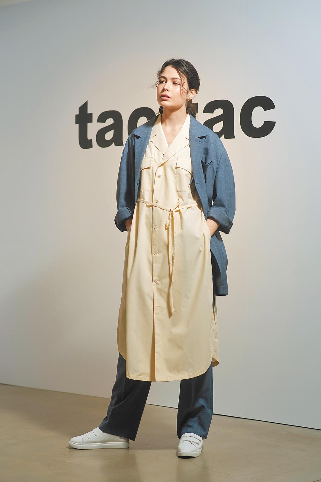 tac tac以中性和可自由穿搭發揮的創意，廣受各界歡迎。tac tac花語毛織西裝外套2萬1600元、花語毛織直筒長褲1萬4200元、印象棉織襯衫洋裝1萬6600元。（君梵提供）