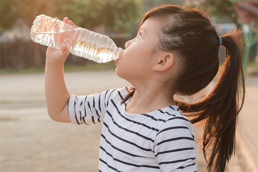 停水期間 必要時可以購買包裝水飲用。(示意圖/Shutterstock)