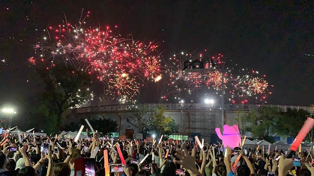 五月天成軍24周年，在台南連辦5場演唱會，締造12萬人潮。（相信音樂提供）