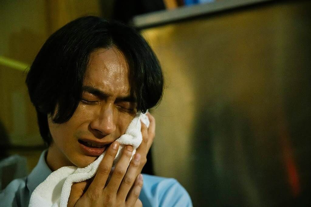 黃河在〈愚人遊戲〉MV中大展哭戲功力。圖／相信音樂提供
