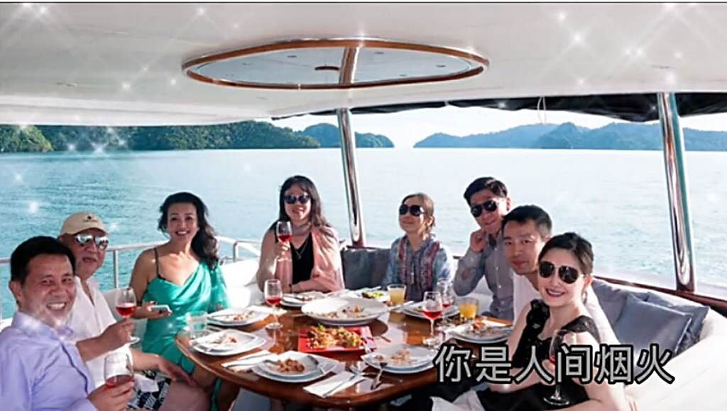 大S、汪小菲、張蘭和親友在船上合照。（圖／取自新浪娛樂）