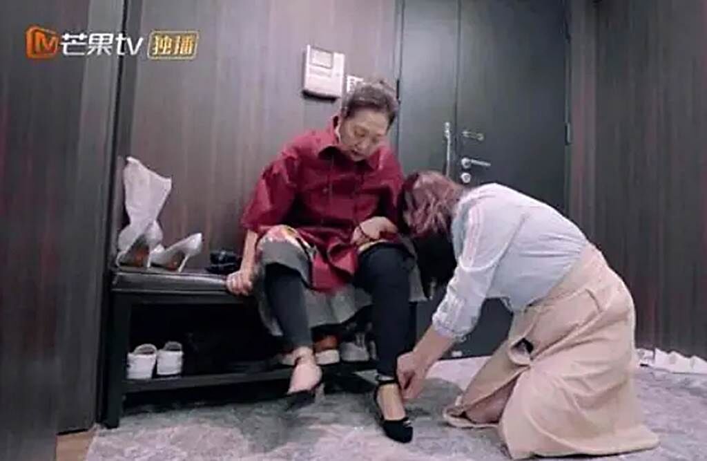 陳松伶在節目中跪地替婆婆穿鞋。（圖／翻攝自秒拍）