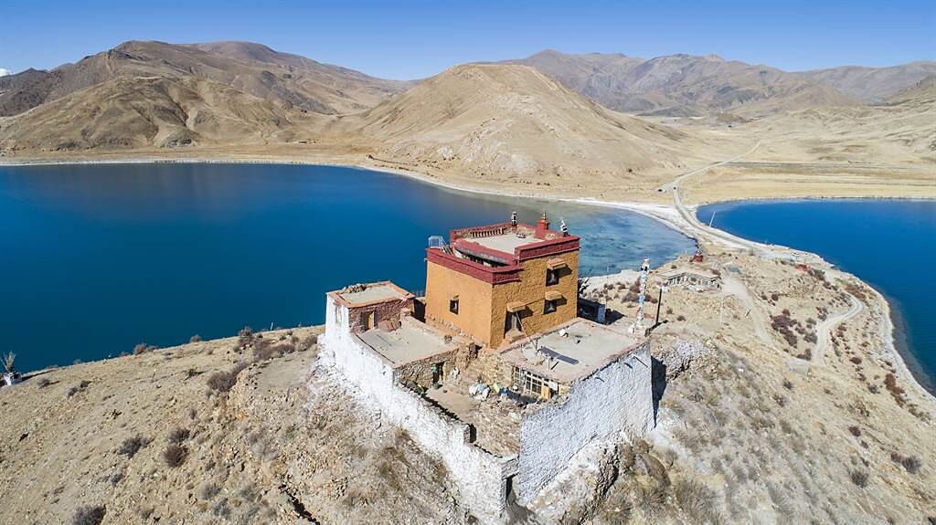 日托寺坐落於羊卓雍錯湖北岸的一座小島，四周都被湛藍的湖水給包圍。(圖/新華社)