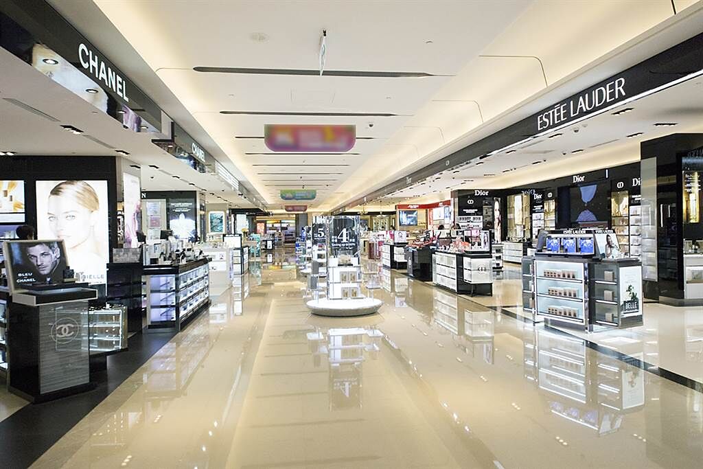 匯集全球知名香水化妝品，不用出國就能一站購足。（圖／品牌提供）