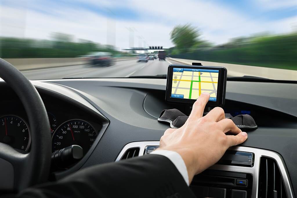 現代不少駕駛開車都會用導航指路，有網友就好奇在沒有導航的時代，駕駛都是怎麼開車的？(示意圖/達志影像)