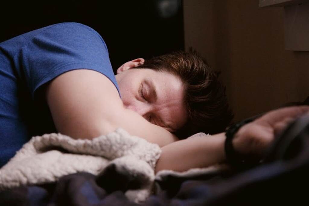 陷入熟睡時，大腦的膠狀淋巴系統會進行清潔工作，把有害物質代謝掉。(示意4圖/Unsplash 康健雜誌提供）