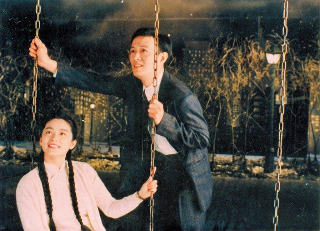 《暗戀桃花源》是林青霞（左）人生中唯一演過的舞台劇，右為飾演男主角江濱柳的金士傑。（表演工作坊提供）