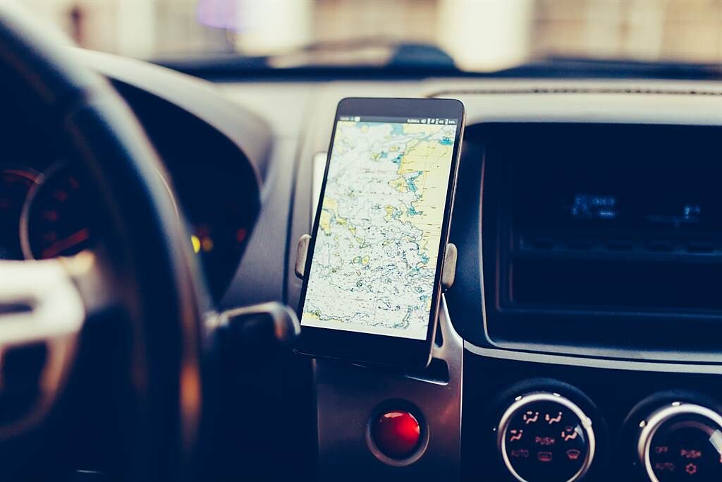 駕駛人使用電子地圖導航示意圖。（達志影像／Shutterstock提供）