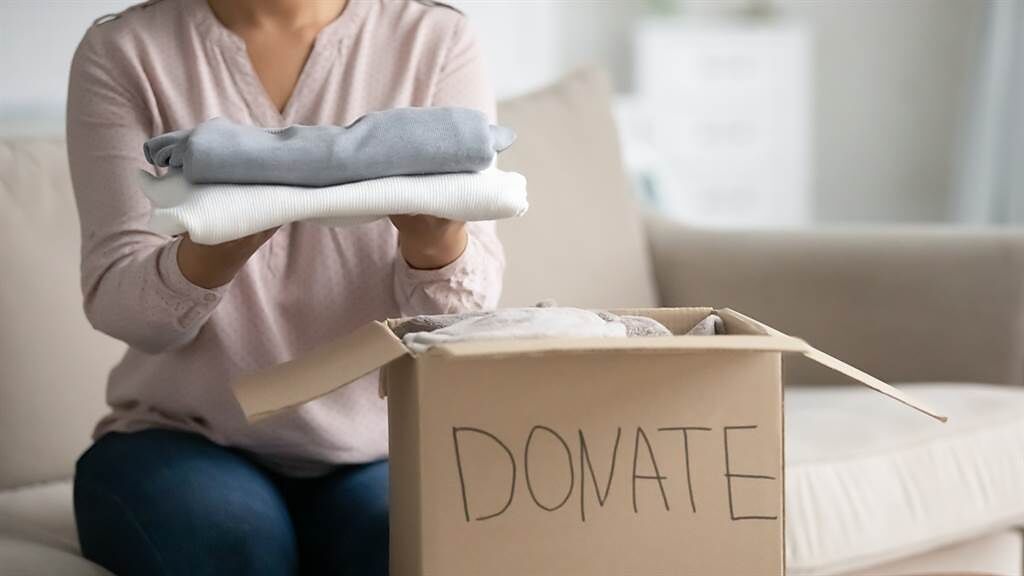 美國一名慈善機構人員，近日整理二手衣時拾獲百萬美金。（圖／shutterstock）