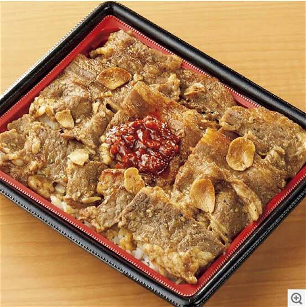 日本小7燒肉便當採用兩層盒裝方式。(圖／PTT)