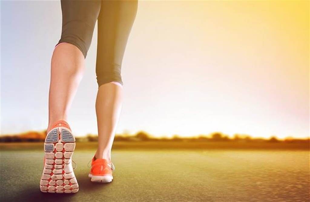 一放假才運動，筋骨疼痛拉傷時，除了冰敷還能怎麼辦？(示意圖/Shutterstock)