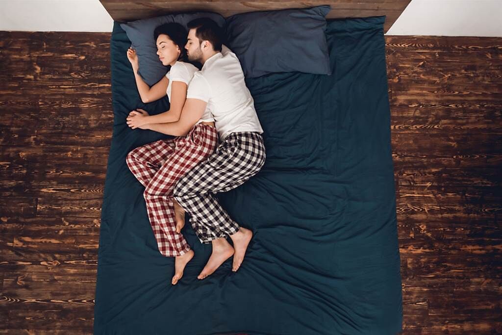 19歲男友側躺抱睡媽媽，女大生崩潰難接受。（示意圖／Shutterstock）
