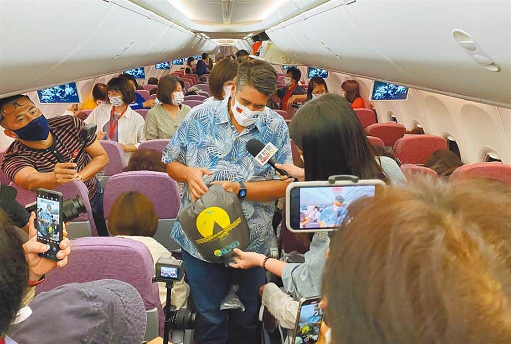 帛琉總統惠恕仁訪台後帶「泡泡首發團」返國，在飛機上贈送旅客小禮物。（KKday提供／陳祐誠傳真）