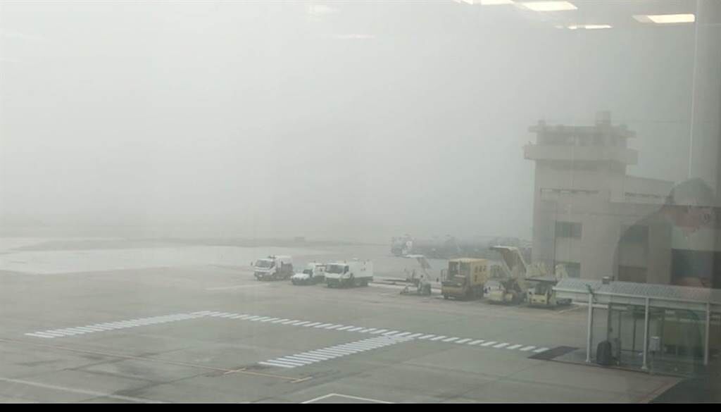 金門今天早上持續濃霧瀰漫，尚義機場跑道能見度低於至少750公尺的起降標準。（李金生攝）
