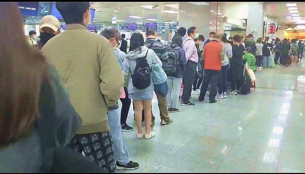尚義機場一早就擠滿候補和退票旅客。（李金生攝）