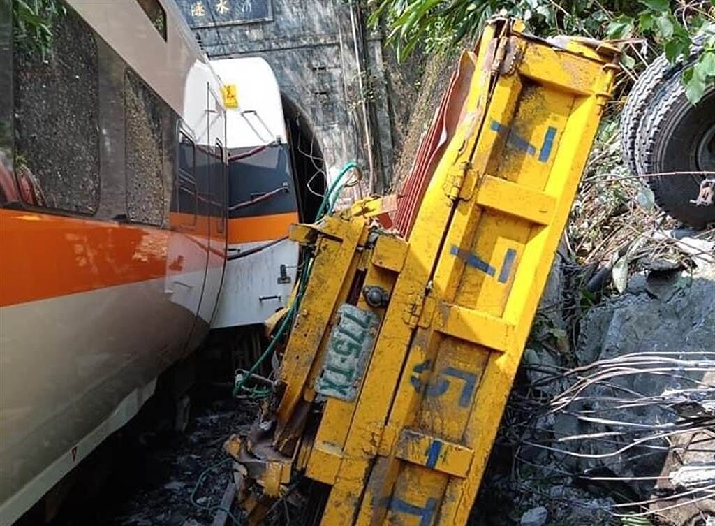 工程車滑落砸中太魯閣號，台鐵：不該停在斜坡上擬求償。（圖／民眾提供）