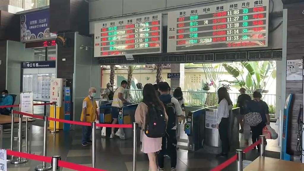 由台北樹林開往台東的408次太魯閣號在花蓮秀林發生重大傷亡事故，台東車站多數列車均顯示準點。（蔡旻妤攝）