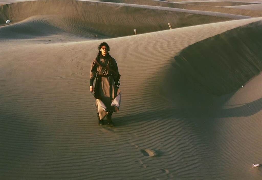 楊影在漫天黃沙中拍攝〈呂布〉MV。（青田音樂提供）