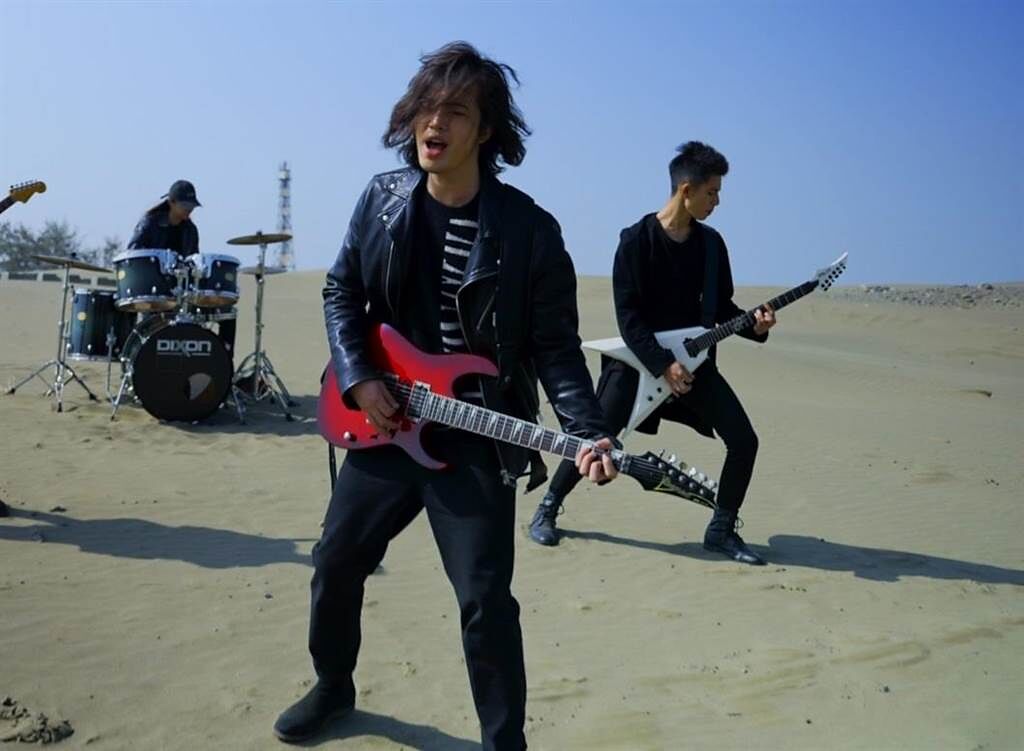 楊影在漫天黃沙中拍攝〈呂布〉MV。（青田音樂提供）