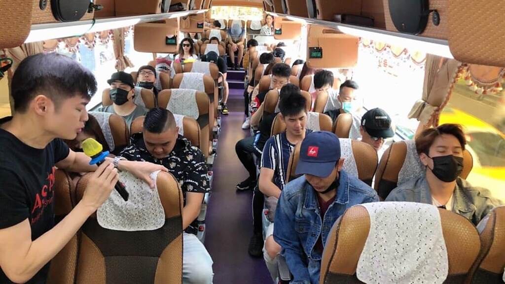 宋逸民（左）率藝起發光協會成員為太魯閣號乘客祈禱。（摘自臉書）