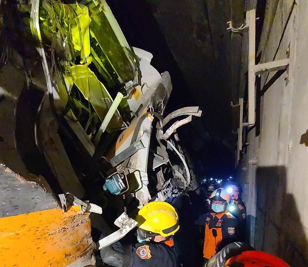 太魯閣號事故，倖存者曝「6至8車廂沒有人出來」。（圖／記者爆料網）
