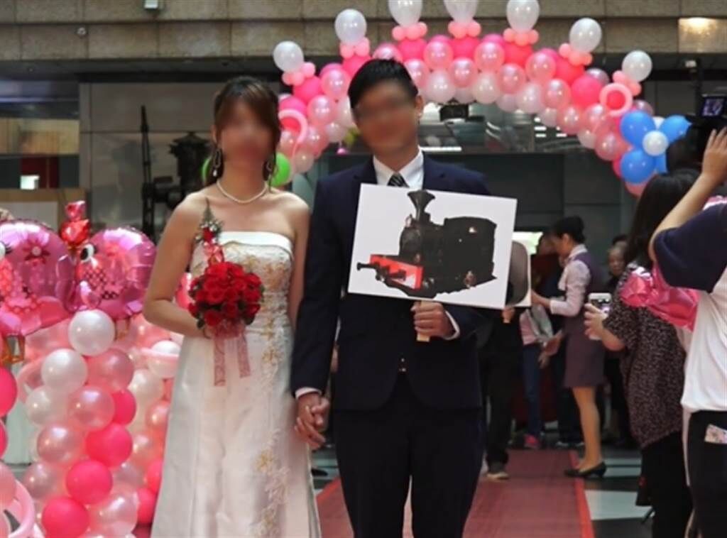 殉職的袁姓司機前年9月才在台鐵集團舉辦的婚禮成婚，婚後不到2年就罹難。（圖／翻攝自YouTube臺鐵影音專區）