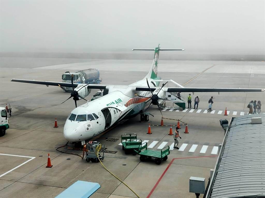 金門航空站統計，今天迄下午15時為止，只飛了台中3架次、台南1架次，已取消25班次，受影響旅客人數3238名。（讀者提供）