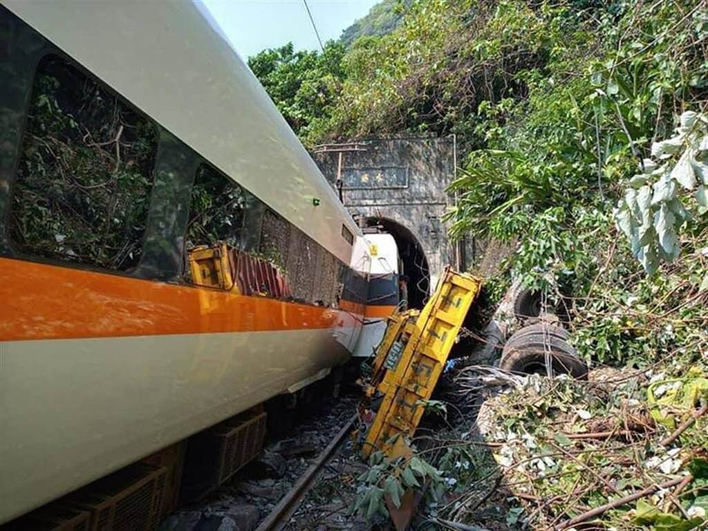 台鐵太魯閣408次於2日上午9時出軌，為死傷最嚴重的鐵路事故。(圖/中新社)