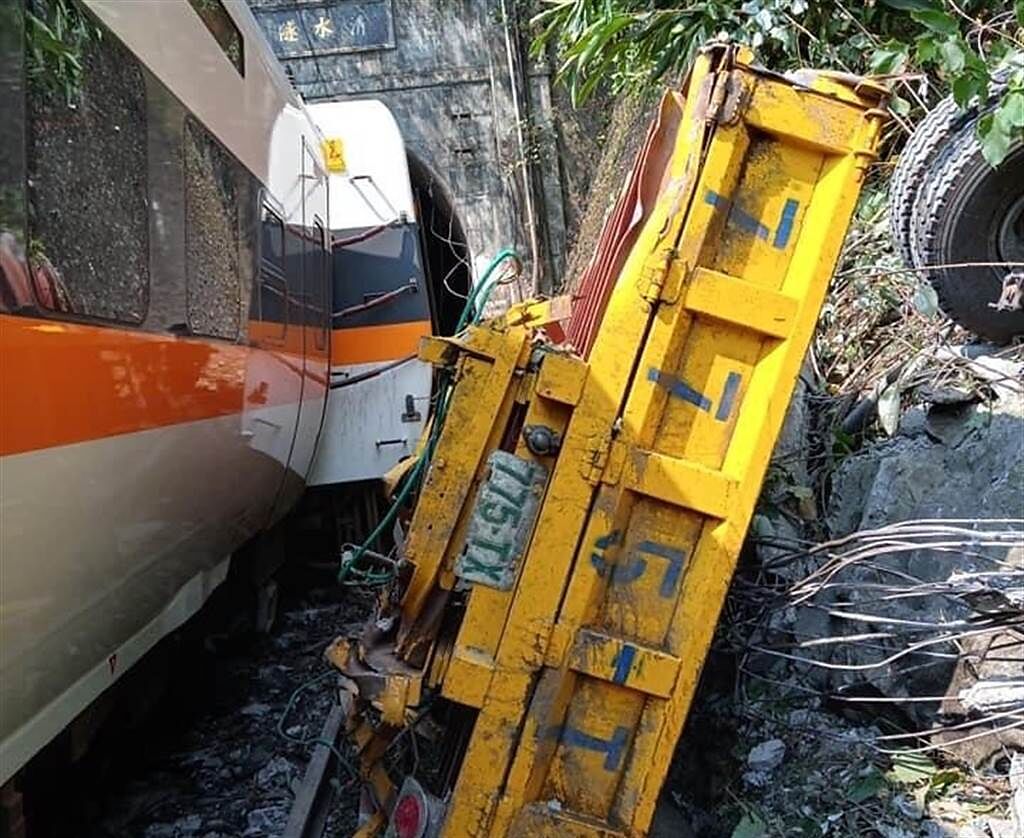 黃色部分為墜落鐵軌的工程車殘骸，太魯閣408次因閃避不及撞上，造成嚴重死傷。（民眾林銘峰提供）