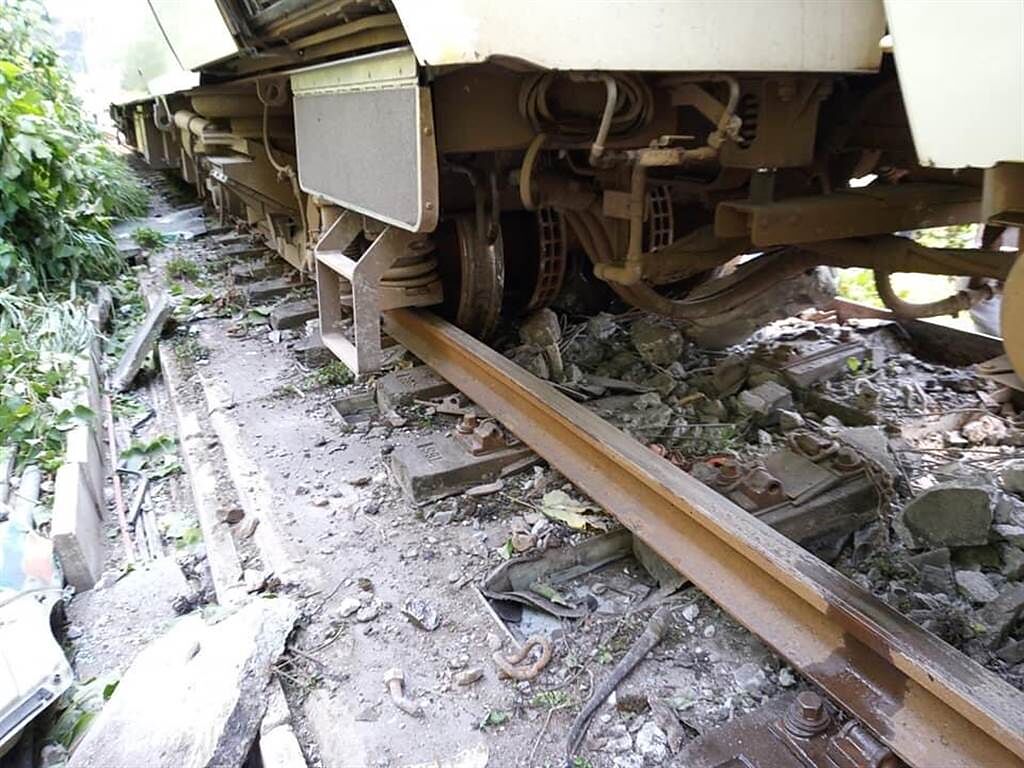 太魯閣408次列車撞上誤闖的工程車出軌，圖片可見，列車輪嚴重脫離軌道，且鐵軌枕木受衝擊也化為一片片殘骸。（民眾林銘峰提供）