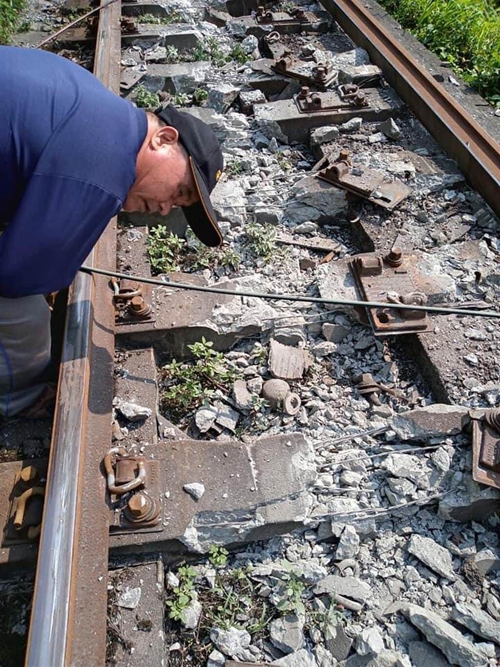 太魯閣408次列車撞上誤闖的工程車出軌，鐵軌受到強烈衝擊化為碎片。（民眾林銘峰提供）