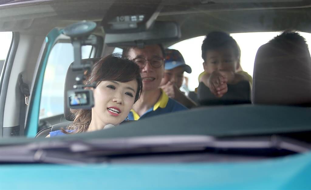 廖盈婷（左）與車評統哥介紹車子，連小朋友都上車湊熱鬧。（李弘斌攝）
