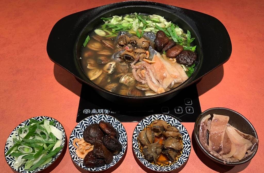 魷魚螺肉蒜烏骨雞鍋則以台灣經典酒家菜為靈感，是饕客們最讚不絕口的一款。（圖／楊婕安攝）