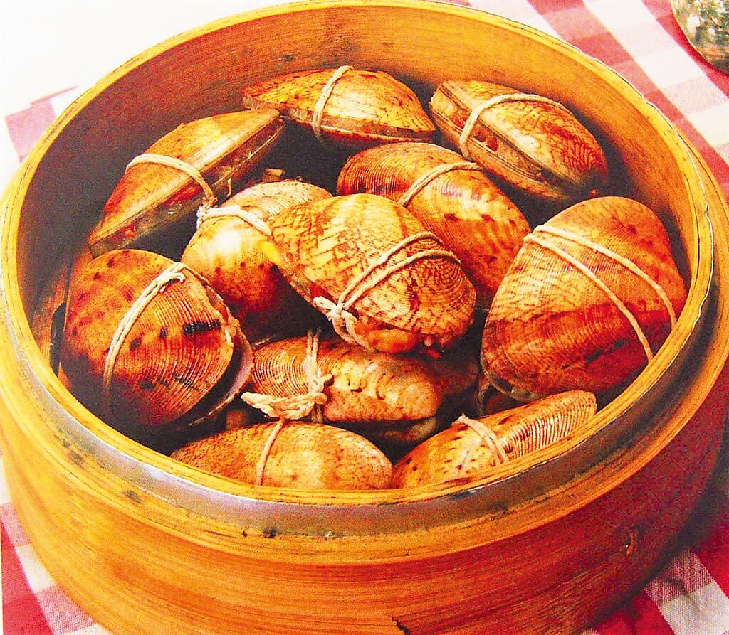 澎湖清明節特有地方傳統小吃「蚌殼粽」，餐廳業者巧思研發變身在地風味美食「大蛤仔飯」，最正港的澎湖古早好滋味。（陳可文攝）