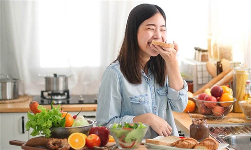 新研究指出，在早上8:30前吃早餐，養生健體控血糖，減緩第二型糖尿病發生率，效果最好。(示意圖/Shutterstock)