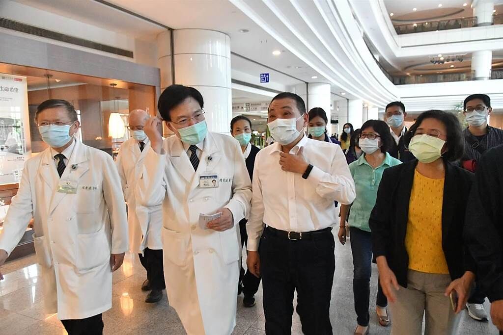 新北市長侯友宜上午至台北慈濟醫院探視太魯閣號傷者。（新北市政府提供）