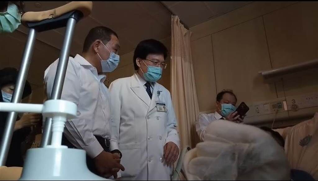 新北市長侯友宜上午至台北慈濟醫院探視太魯閣號傷者。（新北市政府提供）