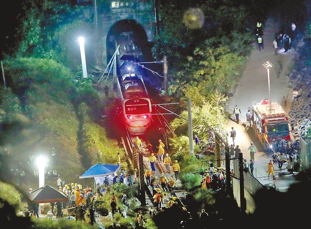 台鐵太魯閣號2日在花蓮撞上工程車出軌造成重大傷亡意外，入夜後現場救難人員忙著救援仍困在隧道內的旅客。（鄭任南攝）
