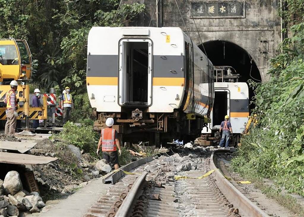 日專家認為，隧道狹隘讓列車毫無緩衝空間直接撞上內壁，加上空間狹隘不利救難車輛進入，才讓意外成為台灣鐵路史上最嚴重事故。(圖/中央社)

