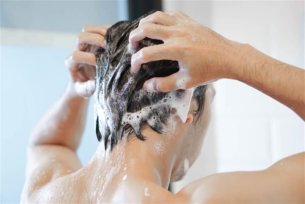 洗髮精含矽靈害禿頭？ 其實是你洗髮時犯了4個錯誤。(示意圖/常春月刊提供)